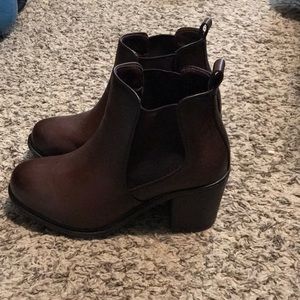 Chunky heel Chelsea booties brown size 7